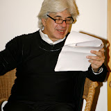 Angelo Perrino legge al pubblico alcune note.